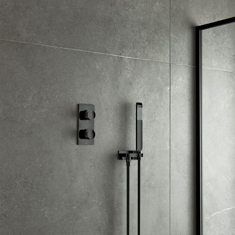 Mini Shower Kit
with Integrated Outlet