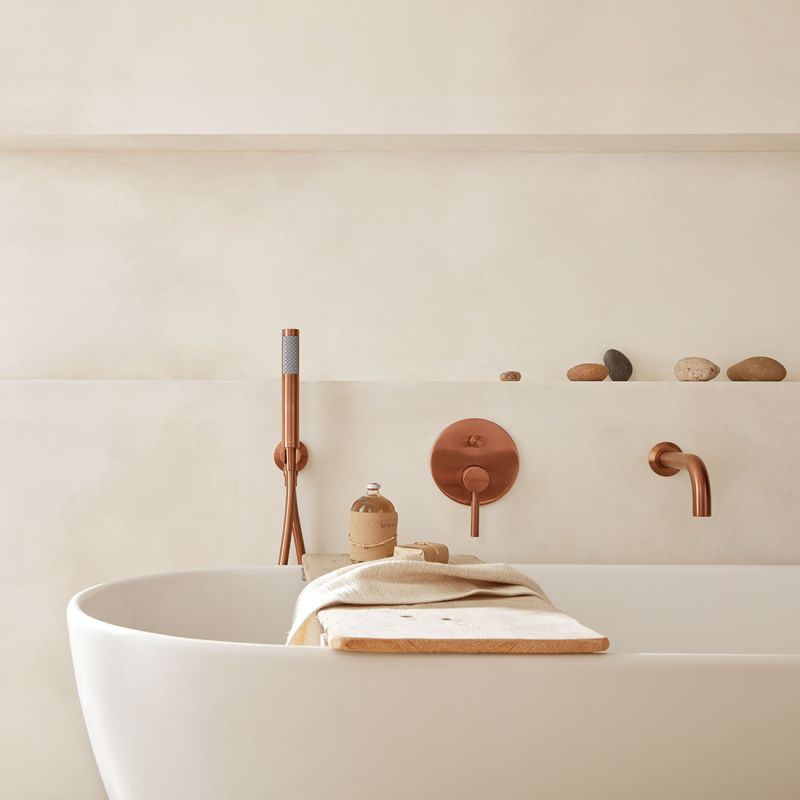 Mini Shower Kit
with Integrated Outlet