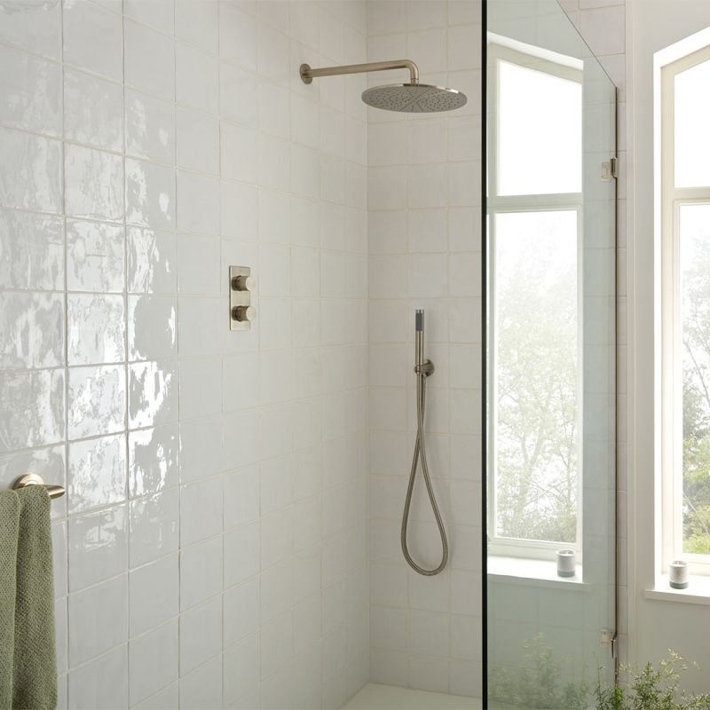 Mini Shower Kit
with Integrated Outlet